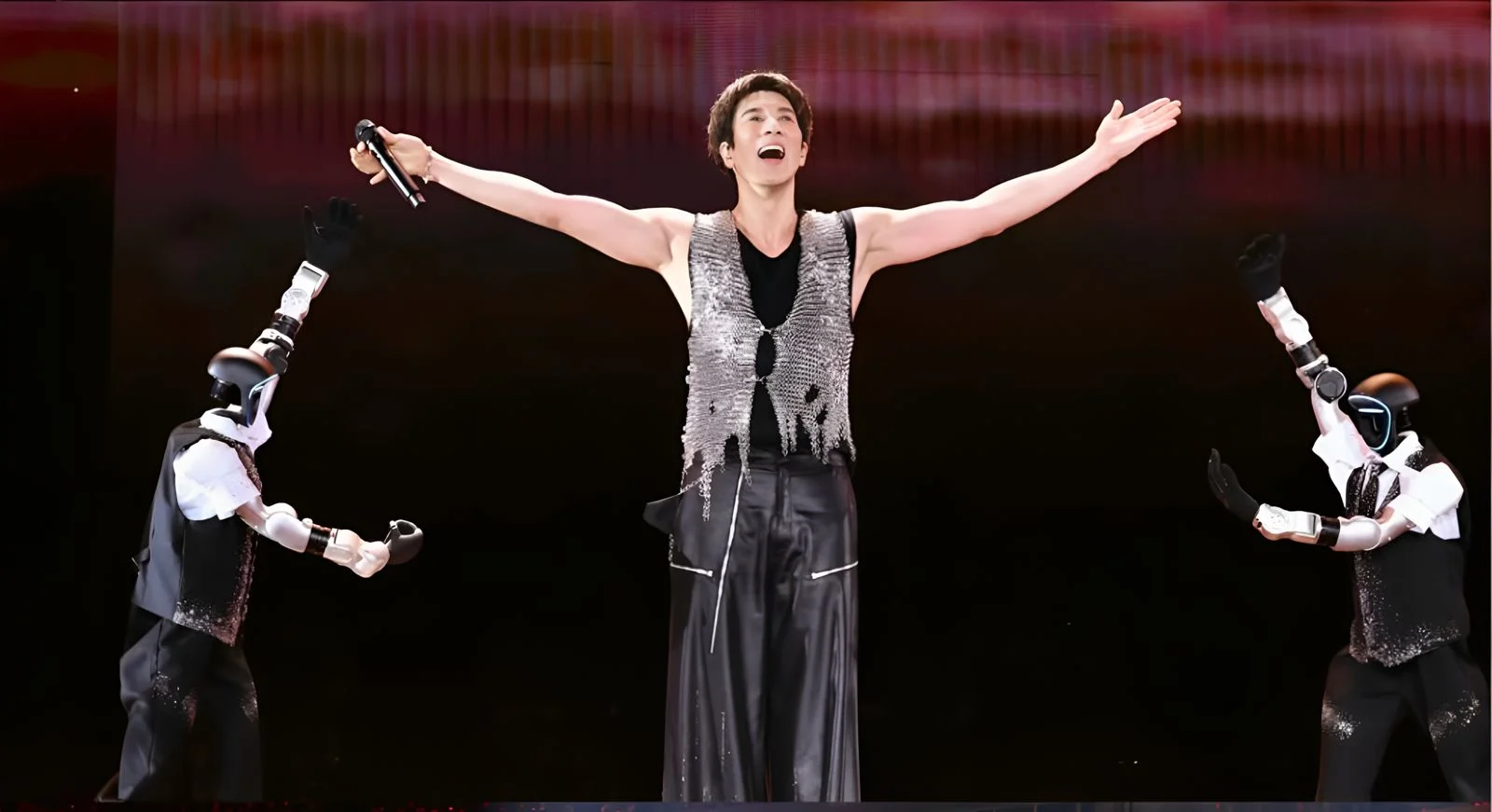 Leehom Dances with Robots at Chengdu Concert 2026