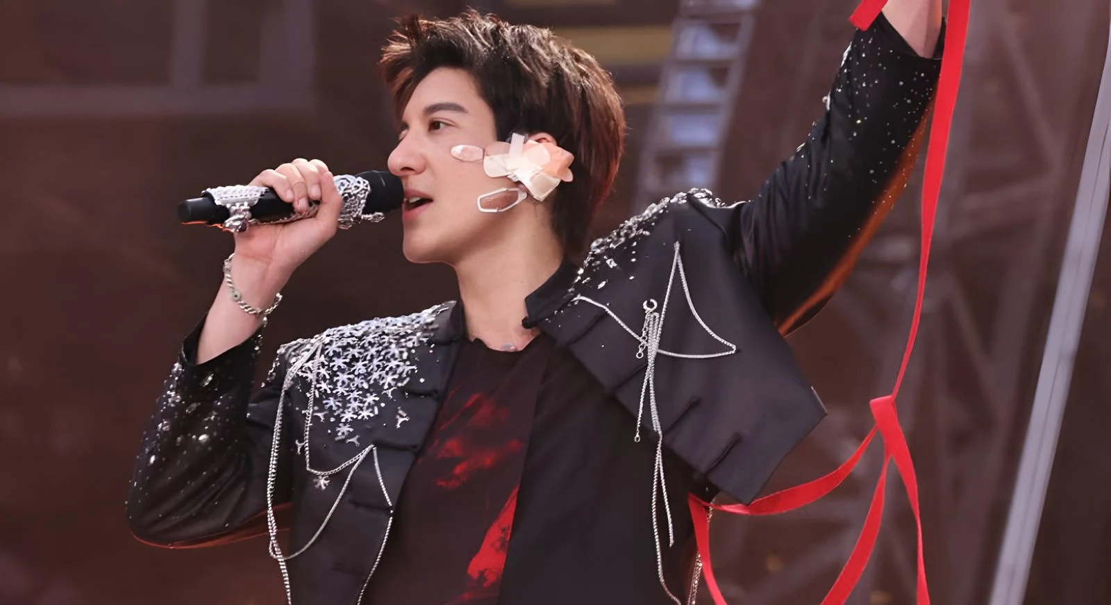 Leehom Thanks Fans After On-Stage Accident