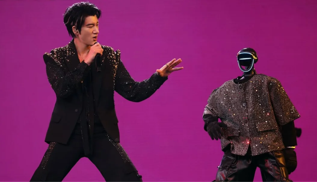 Leehom Dances with Robots at Chengdu Concert